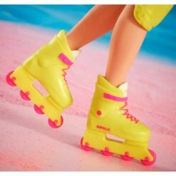 Mattel Barbie The Movie - Ken-Sammelpuppe Mit Inlineskating-Outfit 13 Mattel Barbie The Movie - Ken-Sammelpuppe Mit Inlineskating-Outfit -Kinderspielwaren Geschäft Mattel Barbie The Movie Ken Sammelpuppe mit Inlineskating Outfit@@1919787 5